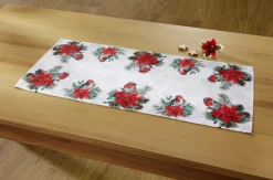 Tisch- und Raumdekoration mit niedlichen Rotkehlchen