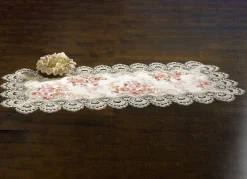 Tischdecke von Schäfer mit feinster Macramé-Spitze