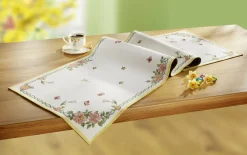 Tischdekoration mit Blümchen- und Schmetterlingsdekor