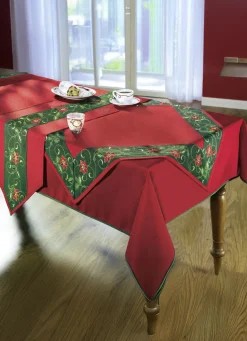 Traditionelle Tisch- und Raumdekoration mit Ilexzweig-Motiven