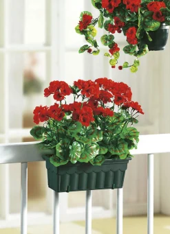 Täuschend echt wirkende Geranien mit Balkonkasten