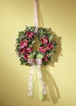 Wandkranz mit rosafarbenen Cosmea-Blüten