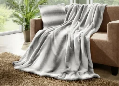 Wohndecke und Kissenbezug aus Kaninchenfell-Imitat