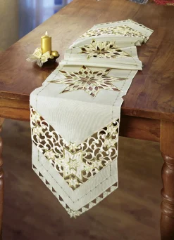 Wunderhübsch bestickte Tischdekoration