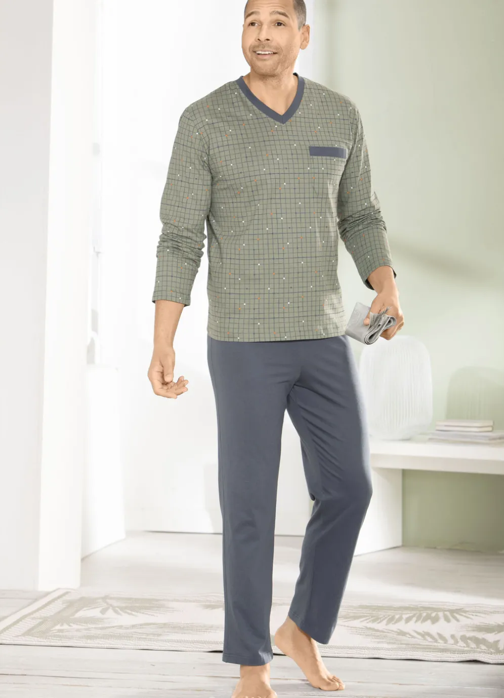 Zweierpack Schlafanzüge mit V-Ausschnitt und offenen Abschlüssen